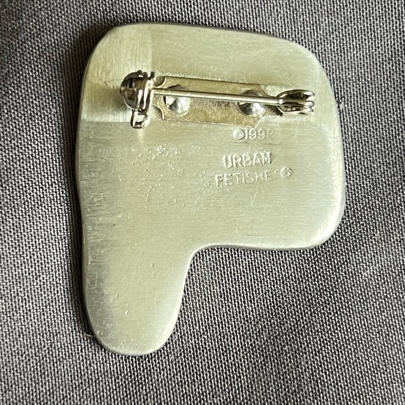 Urban Fetishes Brooch - Picture 7 of 10